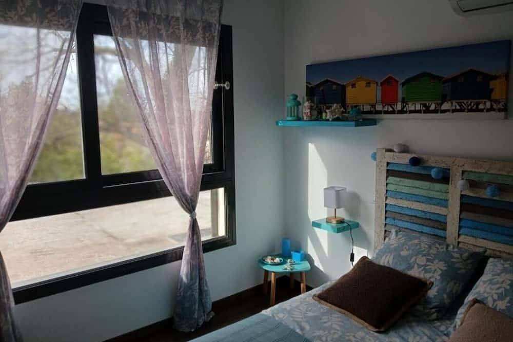 Modern house with garden and jacuzzi in Eyguières, Arles region