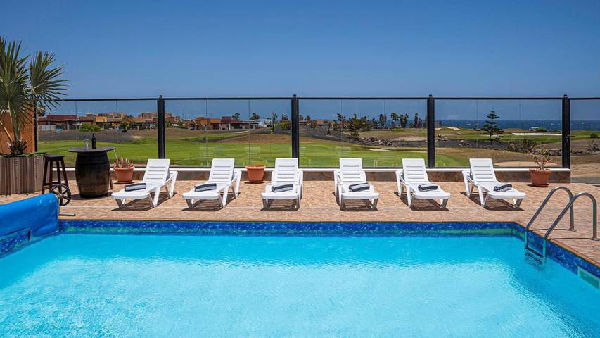 Chalet para 6 personas, con piscina además de jardín y vistas en Las Salinas