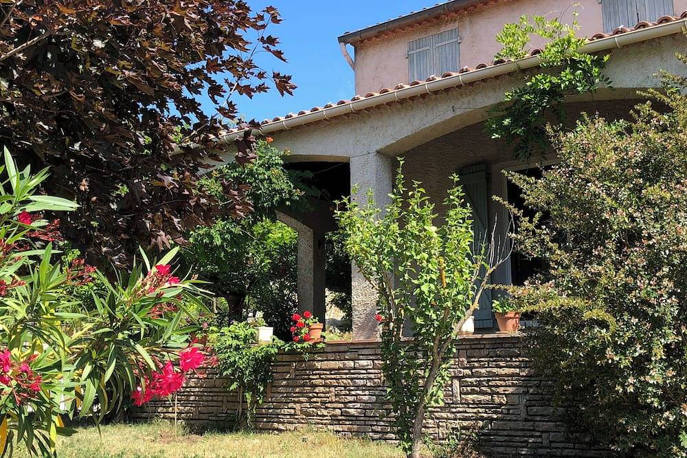 Charming house that sleeps 10—luxury—with a pool and air conditioning in Barjols, Brignoles Region