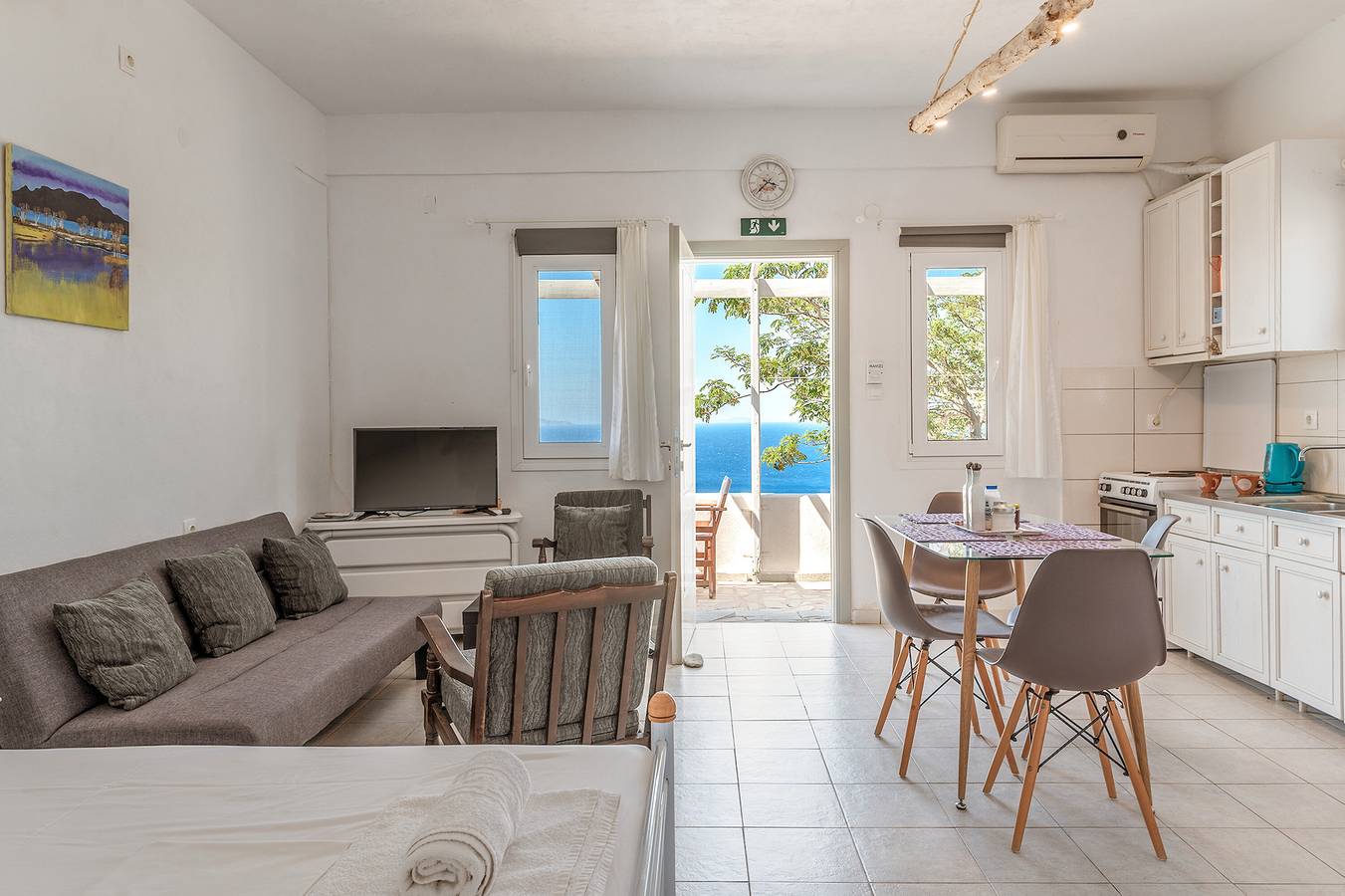 Entire studio, 'Kna Studio A' with Sea View, Wi-Fi and Air Conditioning in Andros