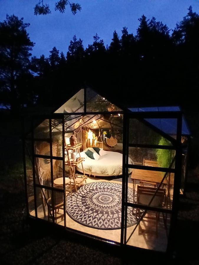 Tente pour 3 personnes, avec sauna ainsi que jardin et jacuzzi