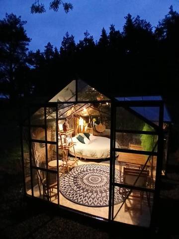 Tente pour 3 personnes, avec jardin ainsi que jacuzzi et sauna en Haute-Loire