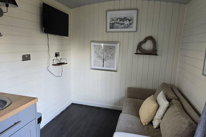 Log cabin for 2 people, with pool and hot tub as well as garden, with pets in Mid-Wales