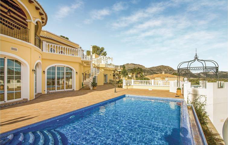 Ferienwohnung für 6 Personen, mit Terrasse und Garten sowie Pool in Orba