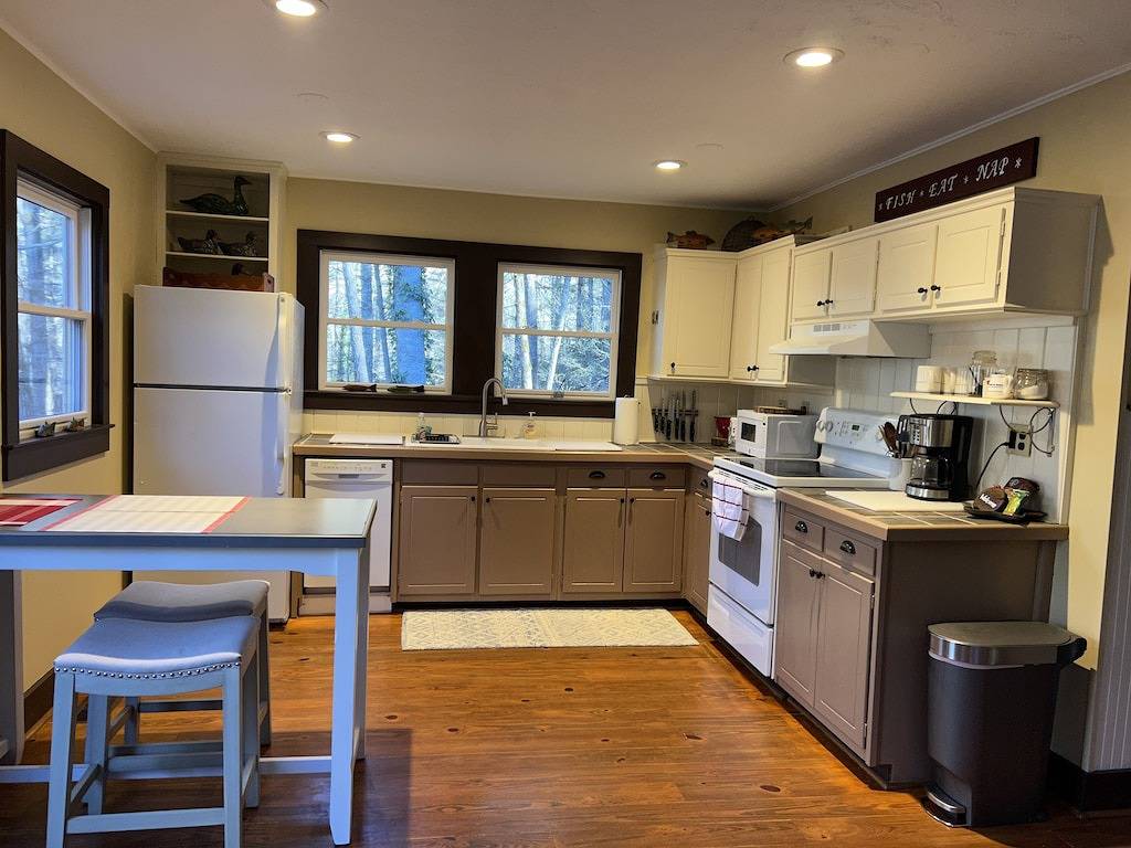 Cozy cabin within walking distance of Cashiers Crossroads. in Jackson County