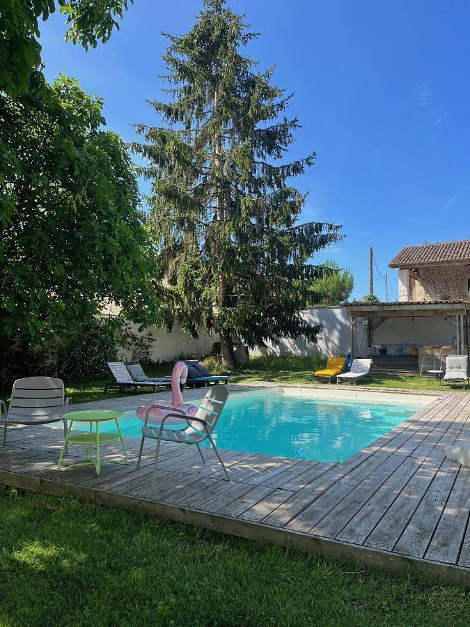 Location de vacances pour 13 personnes, avec jardin ainsi que vue et piscine à Fronsac - 4