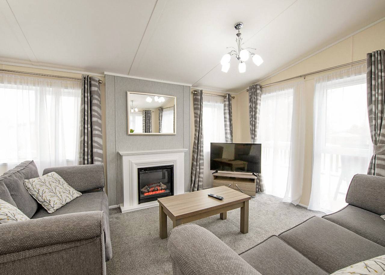 Deluxe 4, Slps 8, parking, ensuite, decking, Ht in Burgh Castle, Great Yarmouth