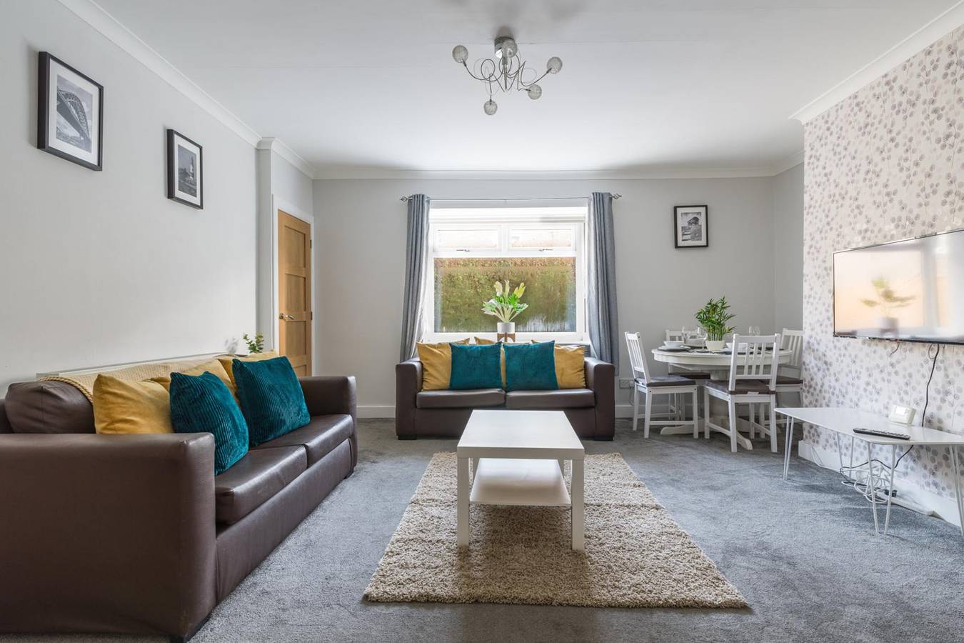 Chestnut House - Sleeps 4 - Pet friendly - Parking in Northumberland