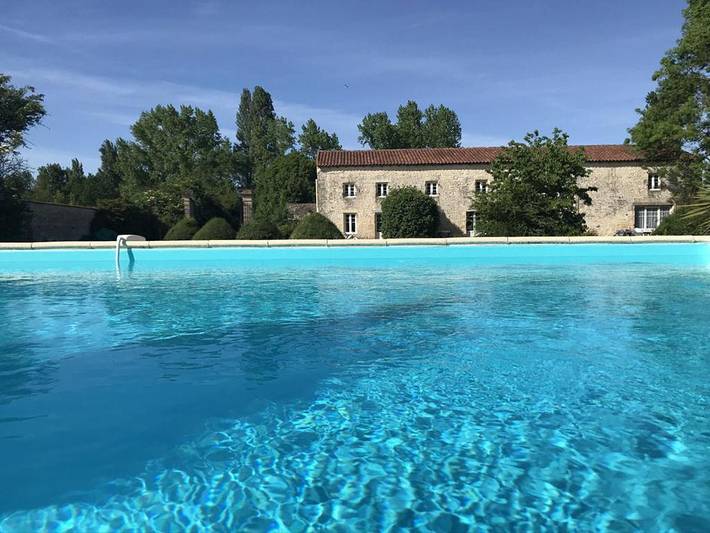 Location de vacances pour 22 personnes, avec Terrasse et Jardin ainsi que Piscine et Vue à Dœuil-sur-le-Mignon