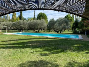 Chambre d’hôte pour 2 personnes, avec vue ainsi que piscine et jardin, animaux acceptés à Mérindol