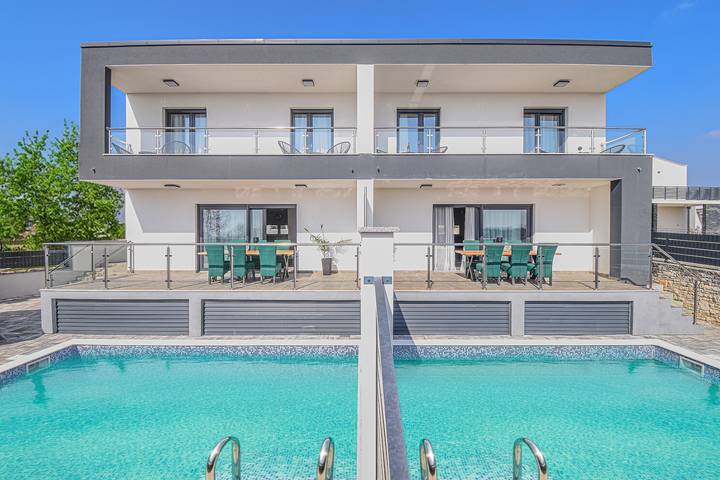 Ferienhaus für 12 Personen, mit Pool und Balkon