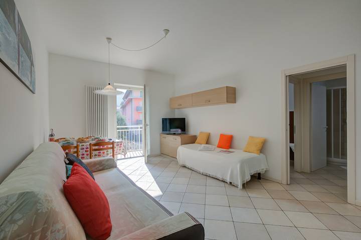 Appartamento vacanze per 5 persone, con balcone e vista lago, adatto a famiglie con bambini - 1