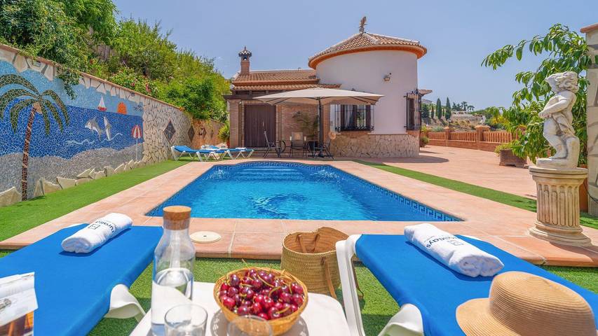 Finca für 8 Personen, mit Pool und Balkon/Terrasse in Cómpeta