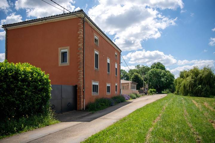 Gîte pour 4 personnes, avec Terrasse ainsi que Jardin et Piscine