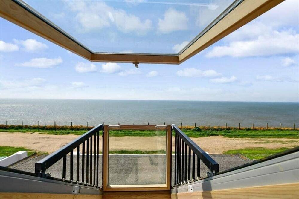 Entire apartment, The Beach House Peacehaven, Brighton, East Sussex with free parking onsite in Peacehaven, East Sussex