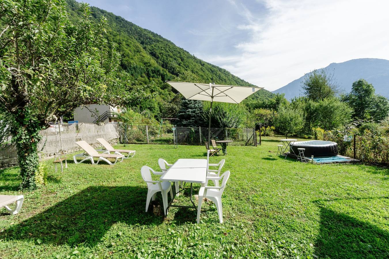 Appartement entier, Appartement "Gîte Zen Attitude" avec vue sur la montagne, bain à remous privé et Wi-Fi in Saint-Martin-sur-la-Chambre, Région de Saint-Jean-de-Maurienne