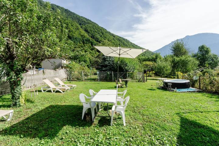 Appartement entier, Appartement "Gîte Zen Attitude" avec vue sur la montagne, bain à remous privé et Wi-Fi in Saint-Martin-sur-la-Chambre, Massif de la Vanoise