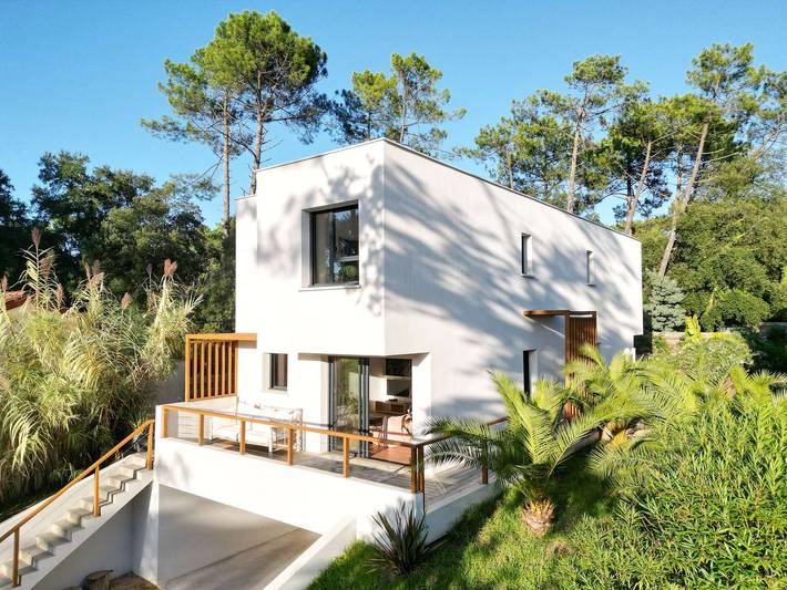 Location de vacances pour 8 personnes, avec Terrasse ainsi que Jardin et Piscine dans Plage des Estagnots