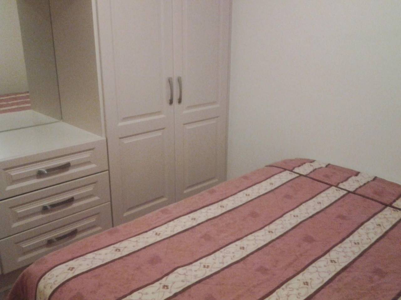 Entire vacation apartment, Galway 2-Bed Apt, Sleeps 4, 5-min walk to Station in St Nicholas, Galway