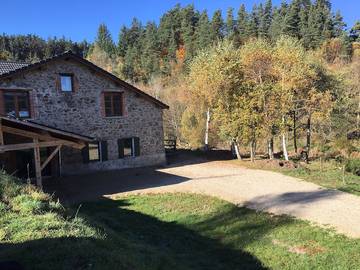 Gîte pour 6 personnes, avec terrasse ainsi que sauna et jardin, animaux acceptés à Tence