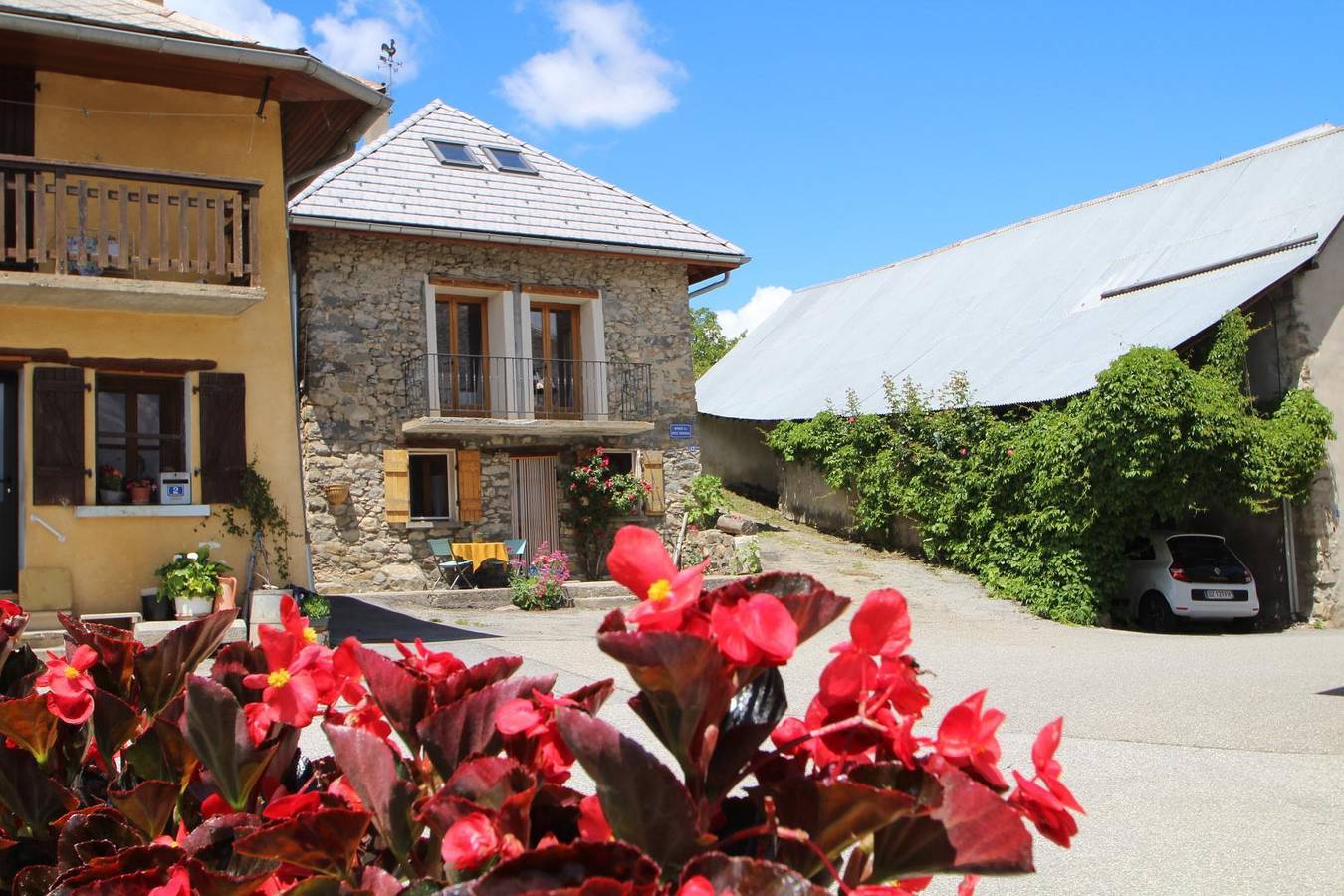 Les Roses Trémières in Le Sauze-du-Lac, Région de Gap