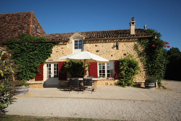 Location de vacances pour 10 personnes, avec jardin et sauna à Sainte-Foy-de-Longas