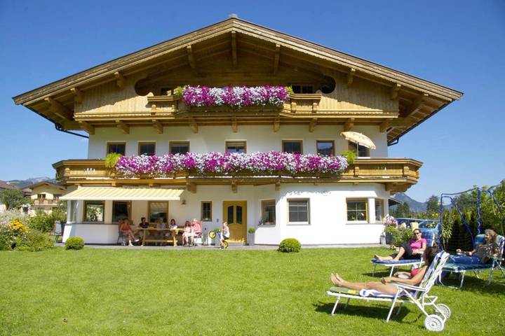 Ferienwohnung für 4 Personen, mit Balkon und Terrasse sowie Garten und Ausblick