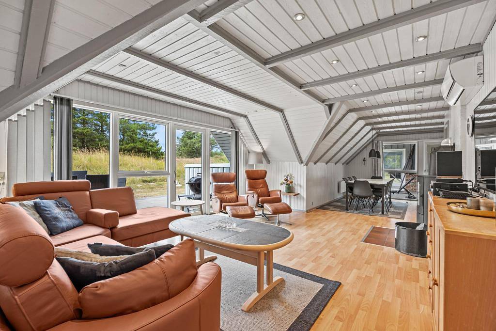 Reetgedecktes Ferienhaus mit Pool und Sauna in Sønderstrand, Tagholm