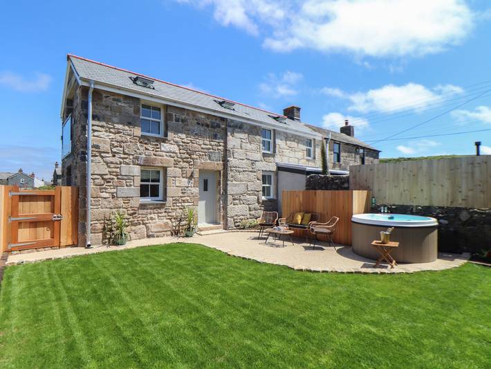 Cottage for 4 people, with Balcony and Garden in Pendeen