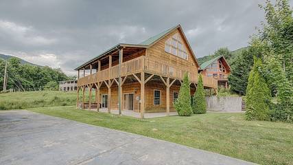Log Cabin for 10 Guests in Blue Ridge Parkway, Maggie Valley, Picture 2