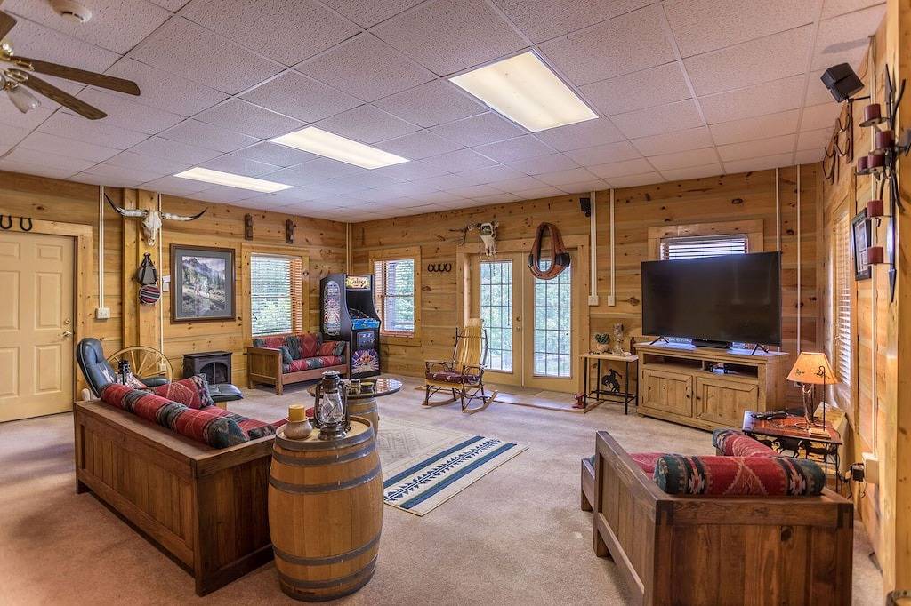 Log Cabin for 15 Guests in Norwood Hollow, Sugar Mountain