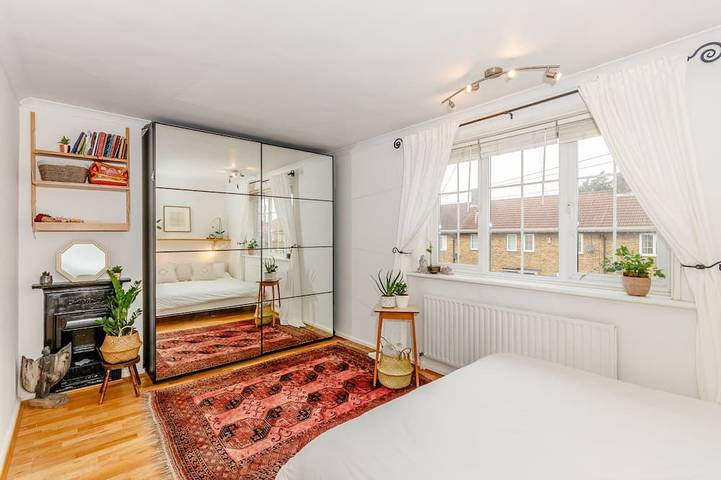 Charming Garden Home with Free Parking in Merton, London