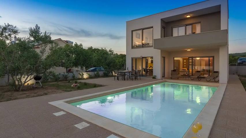 Villa pour 10 personnes, avec jardin et piscine à Turanj