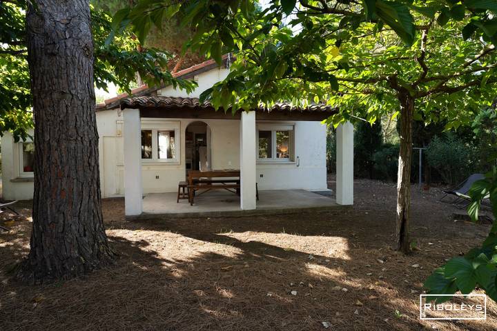 Location de vacances pour 6 personnes, avec terrasse et jardin, adapté aux familles dans Plage de la Farinette