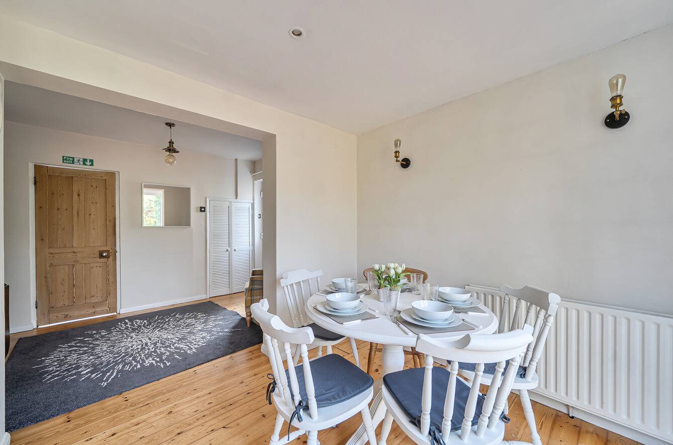 Spacious Surrey Home | Garden | Fast London Links - Pass the Keys in Woking, Surrey