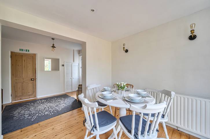 Spacious Surrey Home | Garden | Fast London Links - Pass the Keys in Woking, Surrey