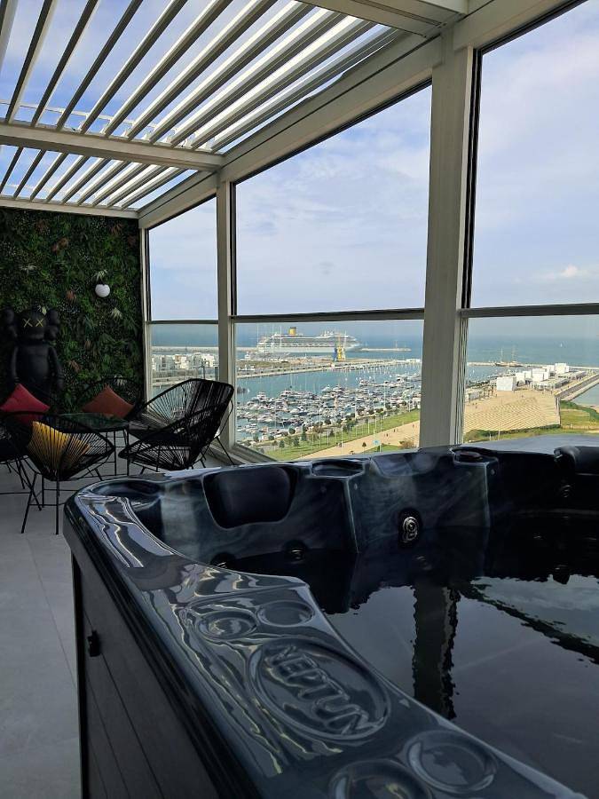 Location de vacances pour 6 personnes, avec terrasse et piscine ainsi que vue et sauna à Tanger