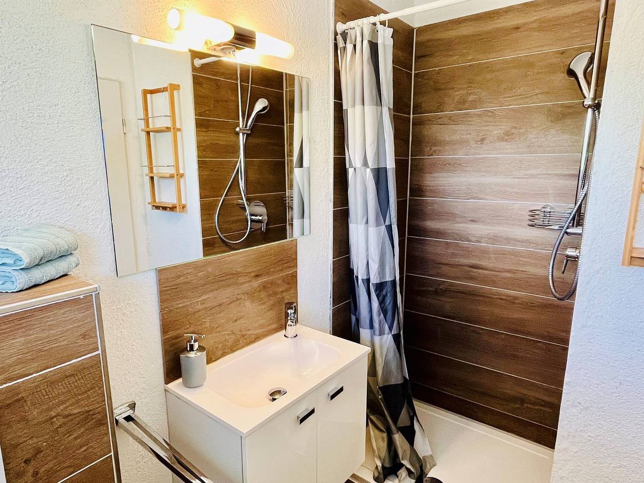 Ganze Wohnung, See Apart 7 - 55qm Ferienglück auf 2 Ebenen mit Balkon in ruhiger Lage in Öhningen, Untersee