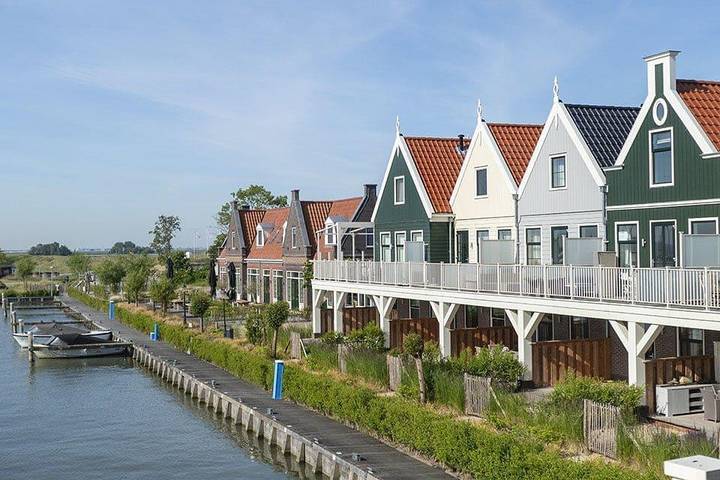 Vakantiehuis voor 12 personen, with Balkon/Terras and Balkon as well as Terras and Sauna in Waterland