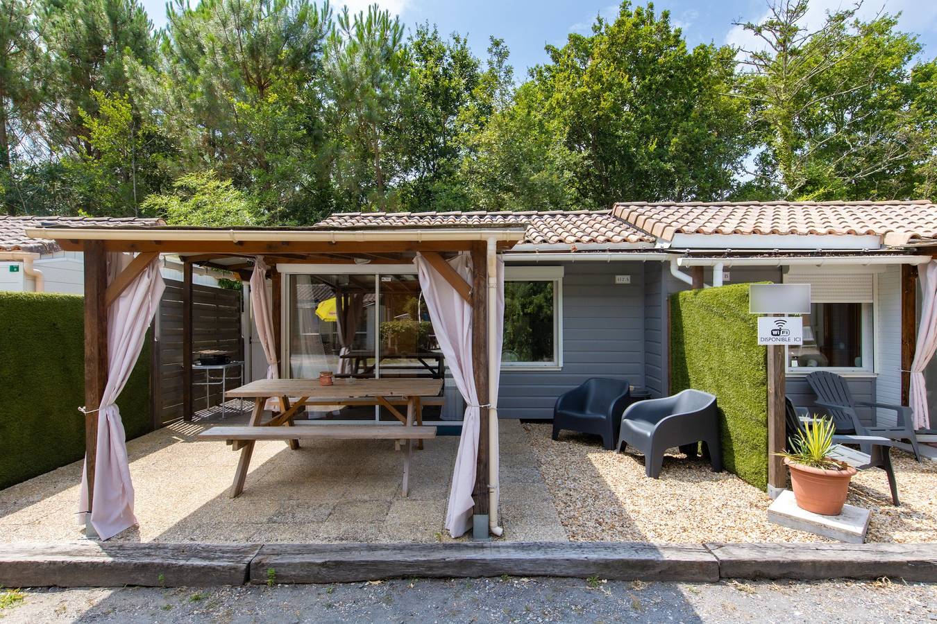 Appartement entier, Chalet A Village Vacances avec piscine partagée, terrasse privée et Wi-Fi in La Teste-de-Buch, Région d'Arcachon