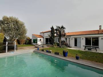 Gîte pour 8 personnes, avec terrasse ainsi que piscine et jardin à L'Houmeau