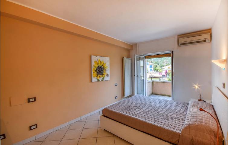 Appartamento con terrazza ariosa: Parco, AC, Internet, Letto per bambini | 1.5km Spiaggia in Spotorno, Riviera di Ponente