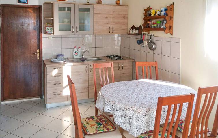 Gemütliche Ferienwohnung mit Terrasse, WLAN und Parkplatz in der Nähe von Tkon in Pasman