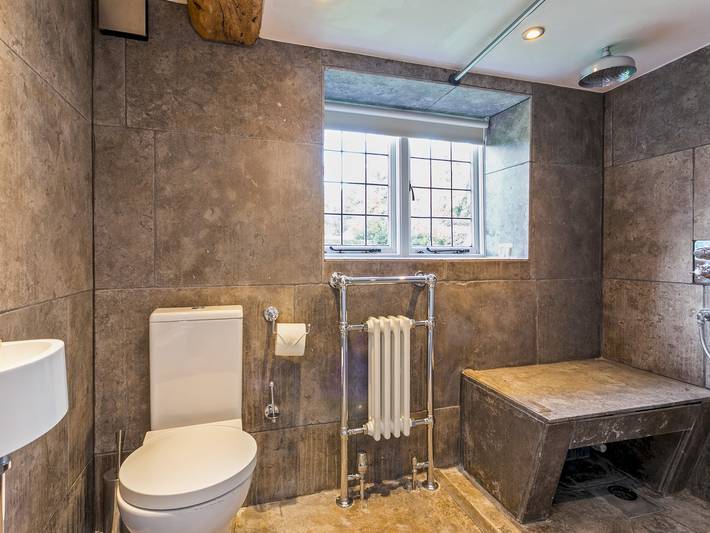 Historically Charming Home with Large Garden- Pass the Keys in Burnham, Buckinghamshire
