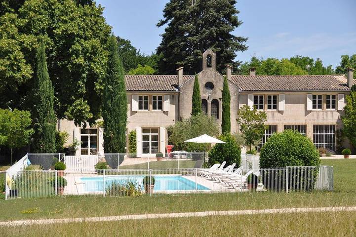 Location de vacances pour 14 personnes, avec piscine et jardin à Divajeu