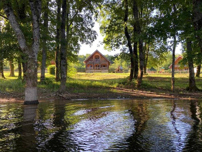 Gîte pour 5 personnes, avec Balcon et Terrasse ainsi que Jardin et Vue sur le lac dans Lac de Pannecière