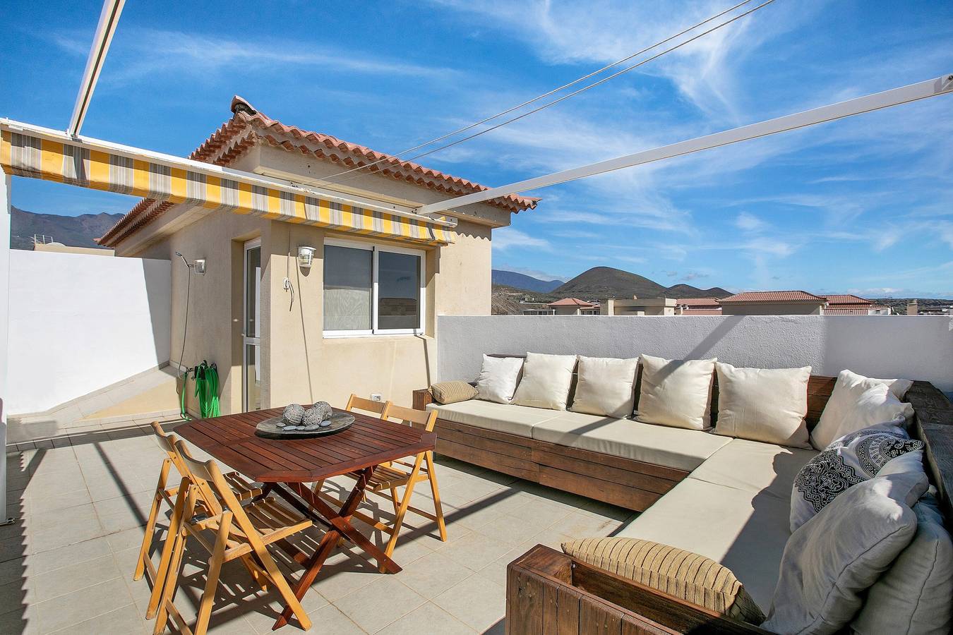 Apartamento entero, Apartamento de vacaciones 'Oramas Beach House - Pool & Terrace' , terraza privada y Wi-Fi in Puertito de Güímar, Güímar
