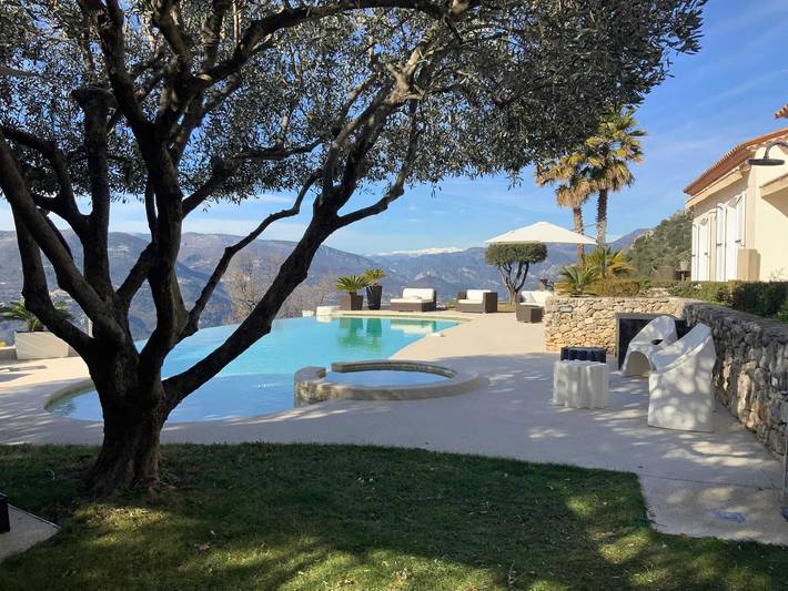 Location de vacances pour 8 personnes, avec piscine ainsi que terrasse et vue sur le lac à Aspremont - 3