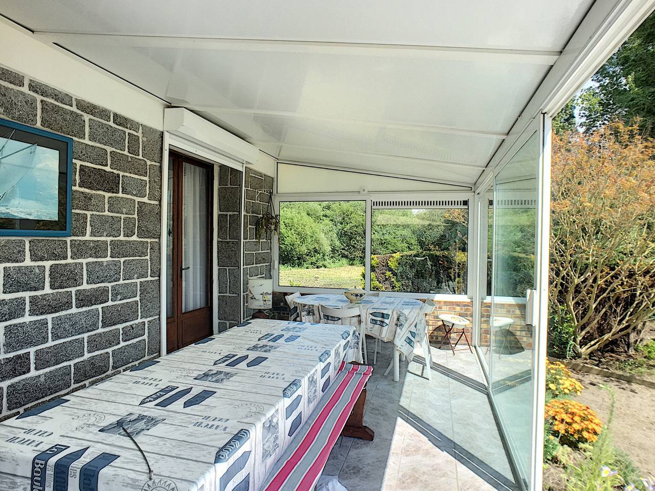 Cozy Beachside Bungalow: 600m from Shore, Veranda, Private Garden in Saint-Pair-sur-Mer, Côte de la Déroute