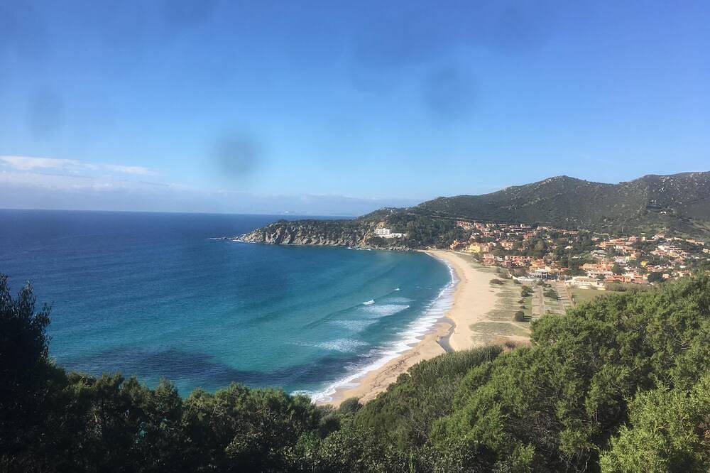 Villa a pocos metros del mar para unas vacaciones relajantes. in Solanas, Comune di Sìnnia